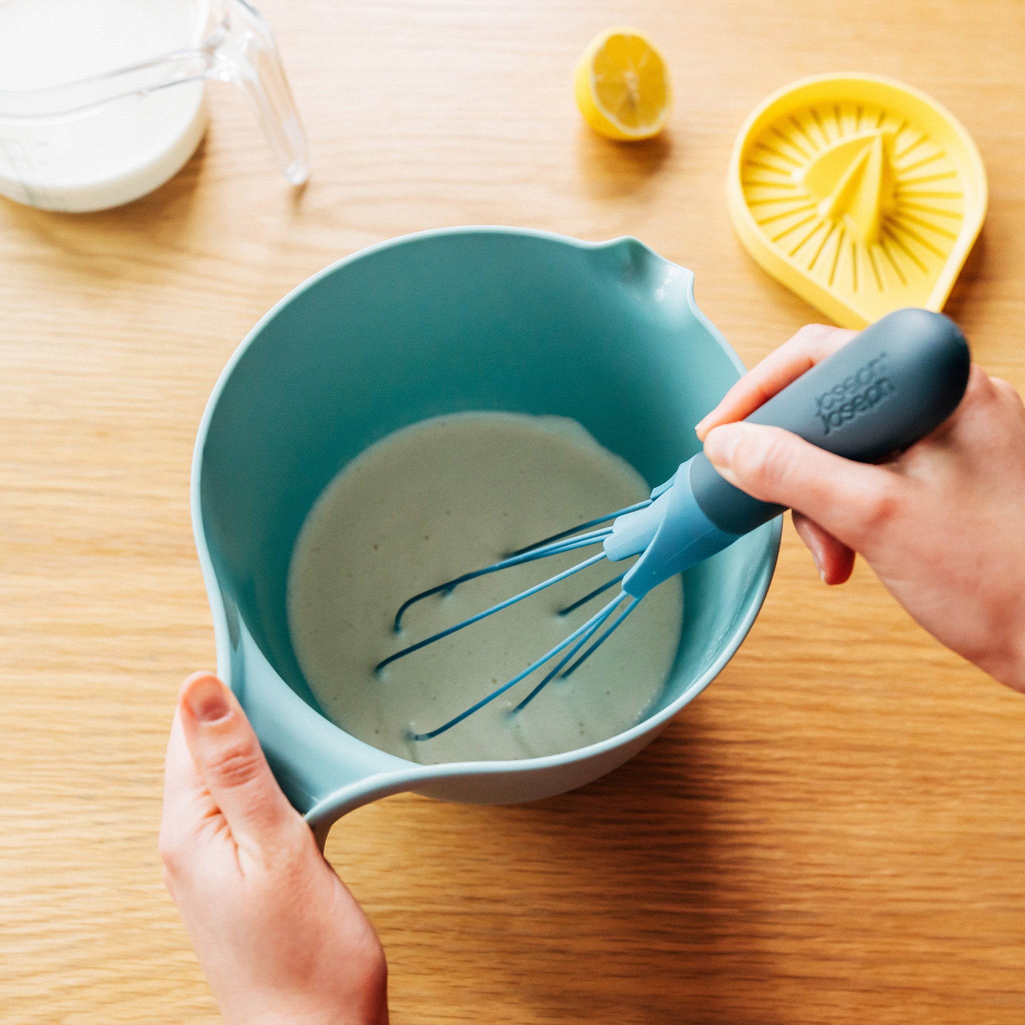 Joseph Joseph Twist Whisk Blue
